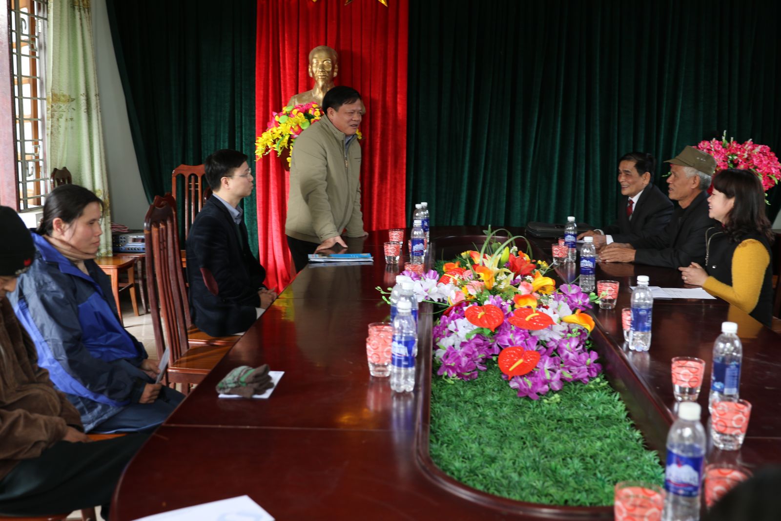 Đ/c Triệu Quang Công, UV BCH Đảng bộ, Chủ tịch Công đoàn Công ty phát biểu và trao quà cho các hộ gia đình